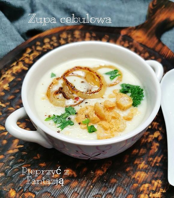 Kremowa zupa cebulowa z grzankami i śmietanką