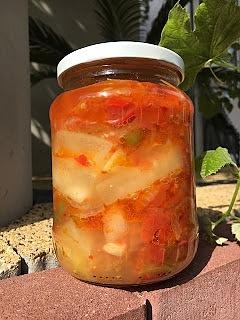 Cukinia z papryką w sosie pomidorowo-cebulowym