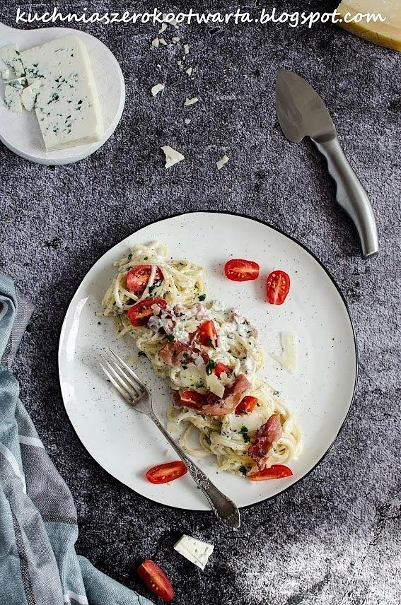 Spaghetti z szynką szwarcwaldzką i serem pleśniowym w sosie śmietanowym