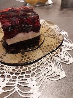 Ciasto z panna cotta i owocami