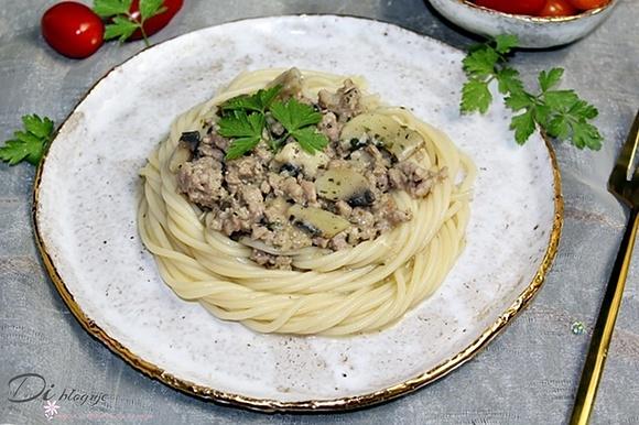 Spaghetti z mięsem mielonym i sosem pieczarkowym