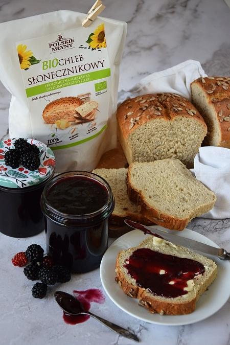 Dżem jeżynowy z chlebem słonecznikowym