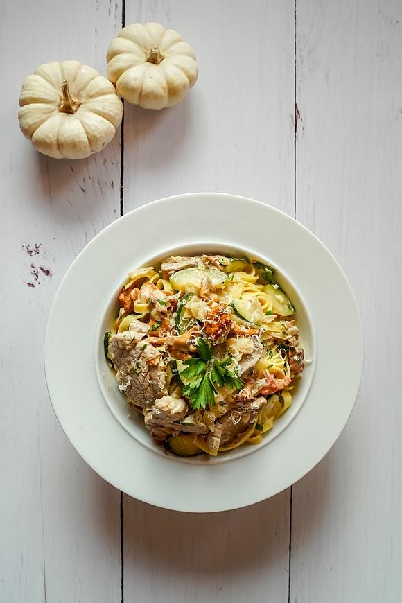Makaron z polędwiczką i kurkami