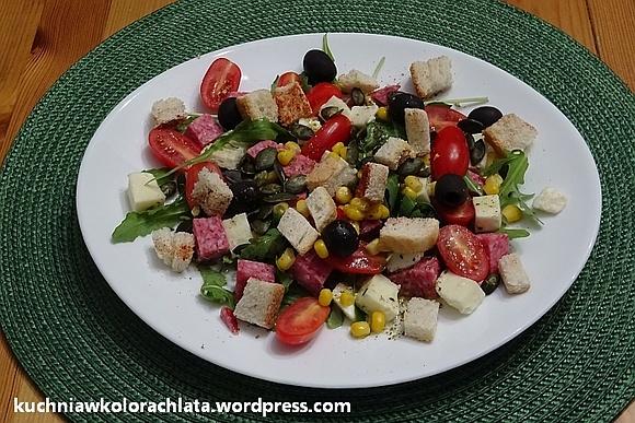 Wiosenna sałatka z rukolą mozzarellą i wędzonym tofu