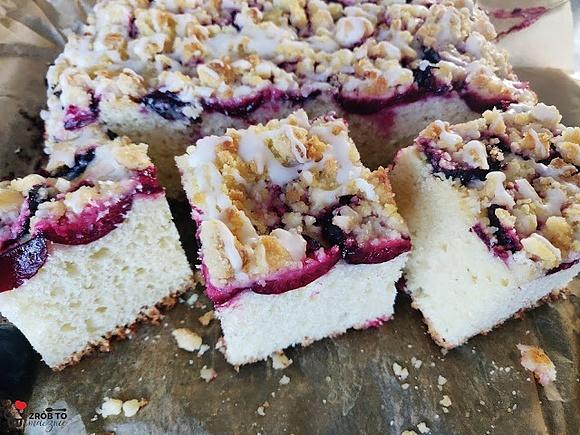 Drożdżowe ciasto ze śliwkami i kruszonką