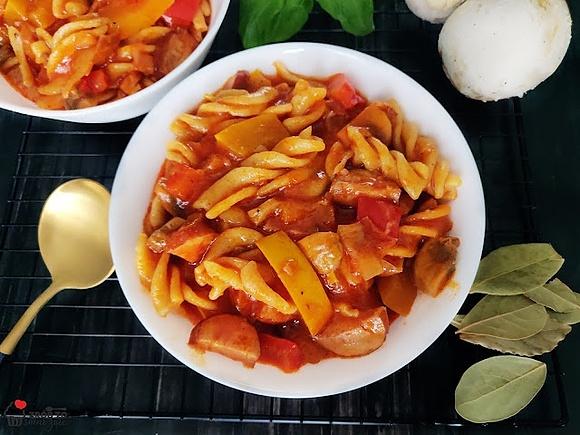 Leczo z żółtą cukinią i makaronem