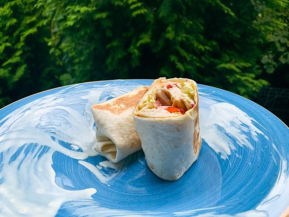 Domowa tortilla z sosem czosnkowym