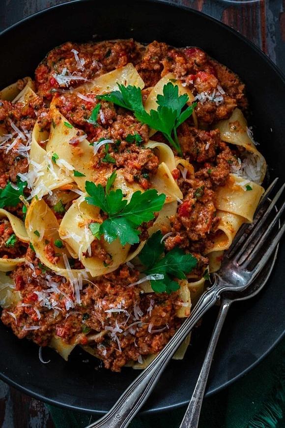 Sos Bolognese z makaronem, mięsem i warzywami