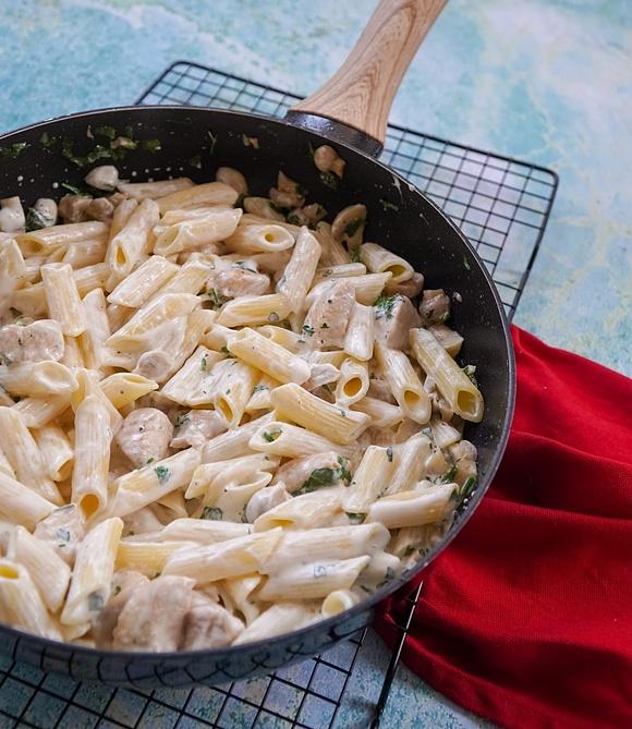 Penne z kurczakiem w sosie śmietanowym i serkiem topionym