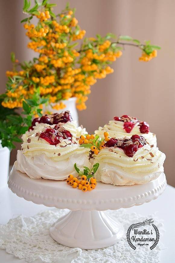 Mini Pavlova z bitą śmietanką, frużeliną wiśniową i tartą czekoladą