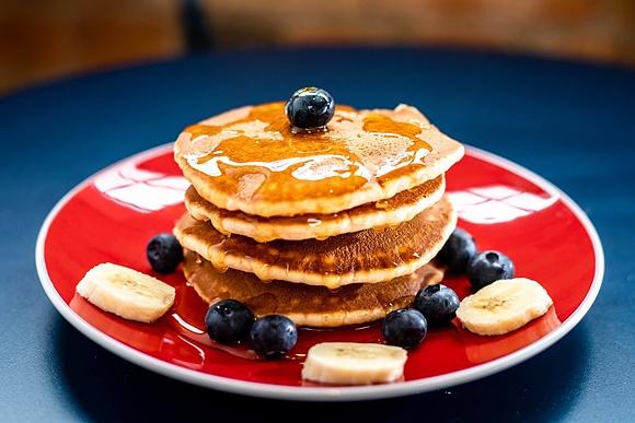 Klasyczne pancakes z syropem klonowym
