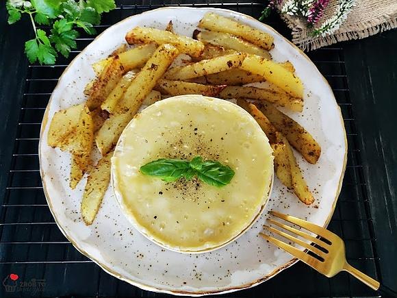 Pieczony camembert z frytkami z ziemniaków