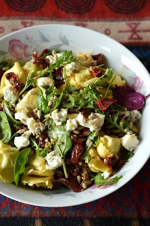 Sałatka z tortellini, suszonymi pomidorami i serem gorgonzola