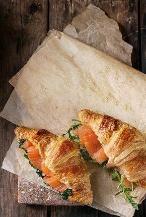 Croissanty z wędzonym łososiem