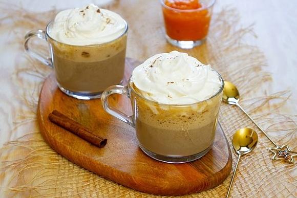 Pumpkin spice latte - napój kawowy z dynią i przyprawami