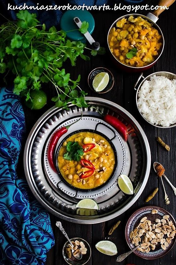 Żółte curry z dynią kurczakiem i ciecierzycą
