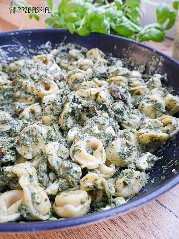 Tortellini ze szpinakiem i suszonymi pomidorami