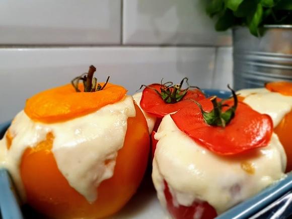 Faszerowane pomidory z mozzarellą i tuńczykiem - przepis na pyszne danie