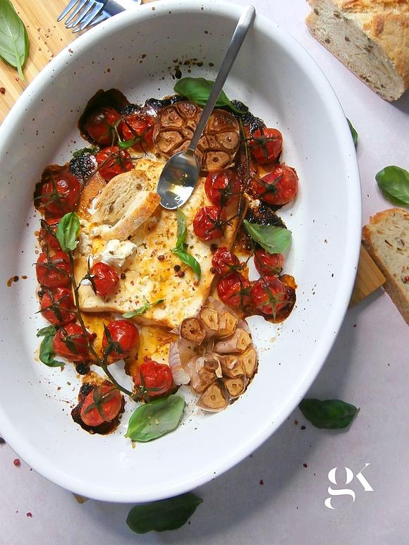 Feta pieczona z pomidorami i czosnkiem