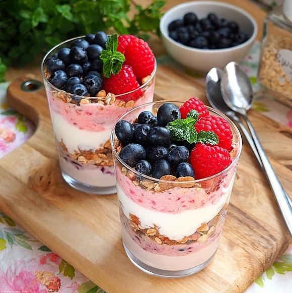 Jogurt z owocami, musli i miodem