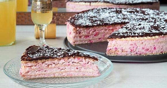 Torcik waflowy z kremem malinowym
