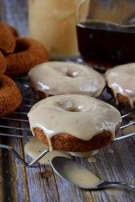 Jabłkowe donuty z lukrem i syropem klonowym