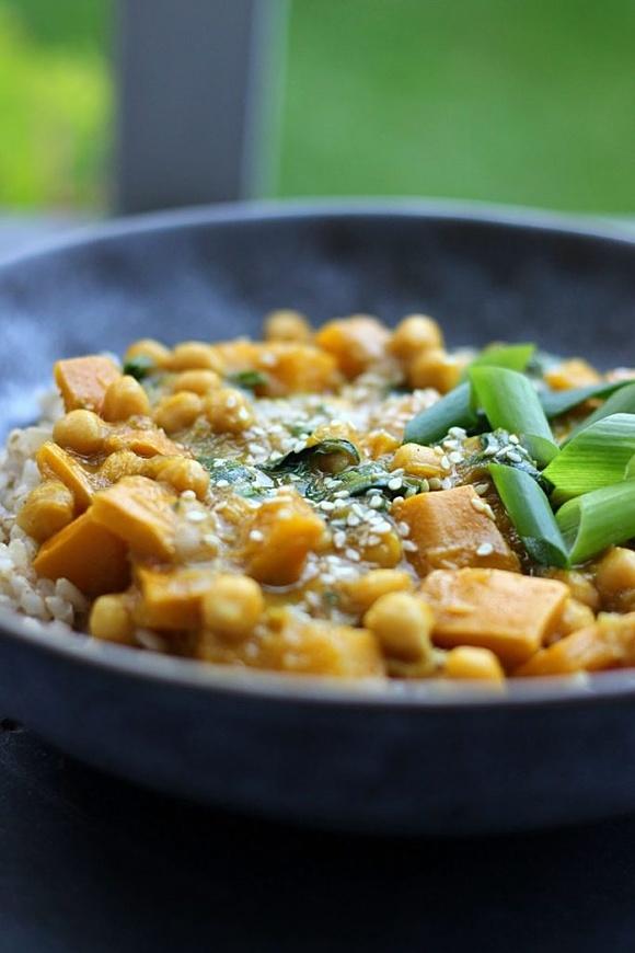 Curry z cukinią wegańskie, szybkie danie azjatyckie