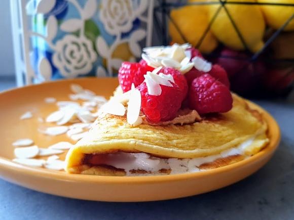 Sycący omlet z serkiem wiejskim na śniadanie