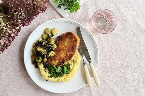 Kotlet drobiowy z brukselką i puree ziemniaczanym