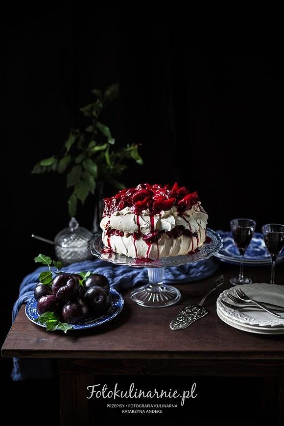 Tort Pavlova z karmelizowanymi śliwkami