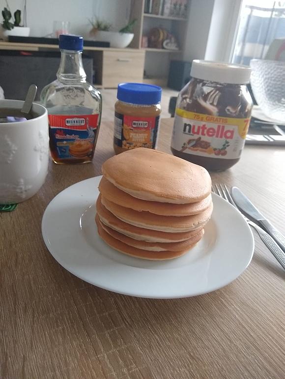 Pancakes delikatne i puszyste amerykańskie naleśniki