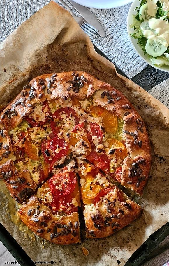 Galette z pesto, pomidorami i wędzonym twarogiem