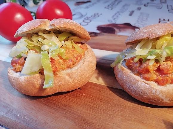 Bułki zapiekane z pomidorami