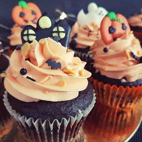 Babeczki na Halloween czekoladowe z pomarańczowym kremem