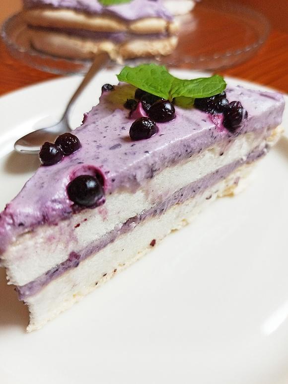 Tort bezowy z jagodami