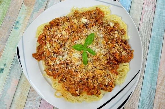 Domowe spaghetti z pieczarkami i mięsem