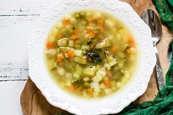 Zupa warzywna z kiszoną cukinią