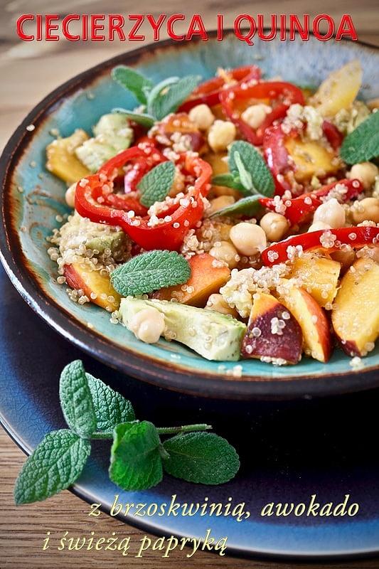 Ciecierzyca i quinoa z brzoskwinią, awokado i papryką