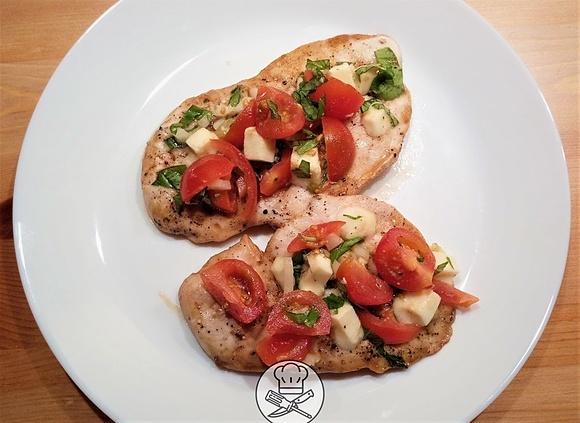 Pierś z kurczaka z sałatką Caprese