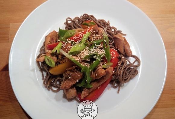 Chow mein z kurczakiem