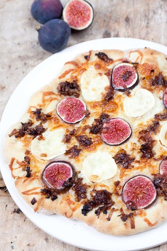 Jesienna pizza z figami i serem kozim
