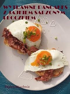 Wytrawne pancakes z jajkiem sadzonym i boczkiem