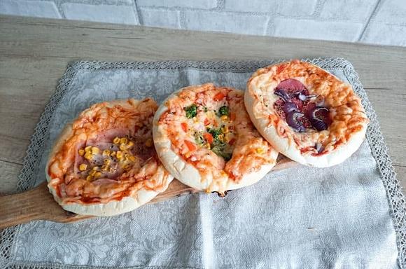 Puszyste drożdżowe pizzerinki z ulubionymi dodatkami