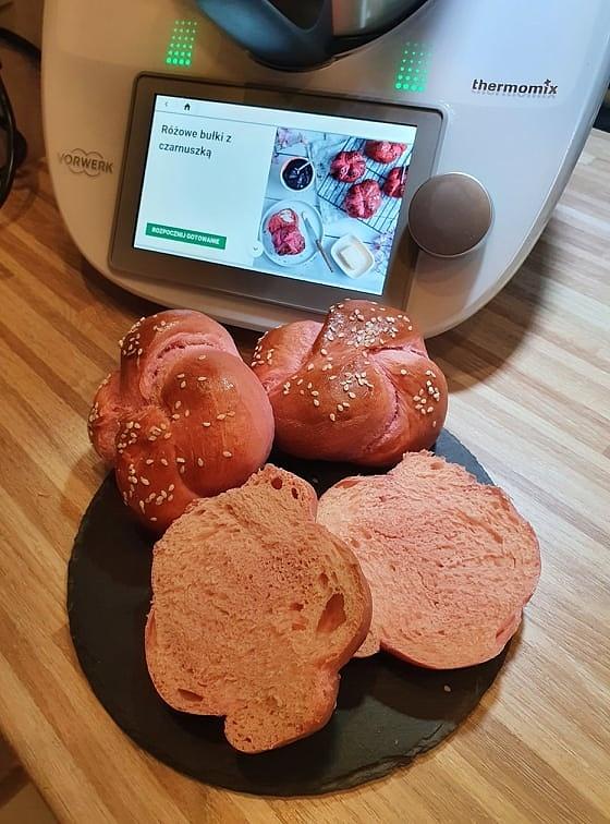 Różowe bułki z czarnuszką