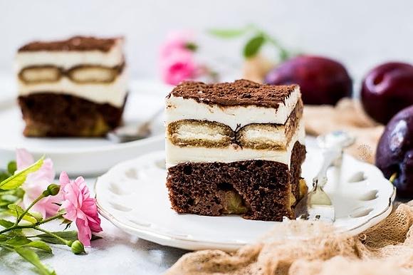 Kostka tiramisu ze śliwkami