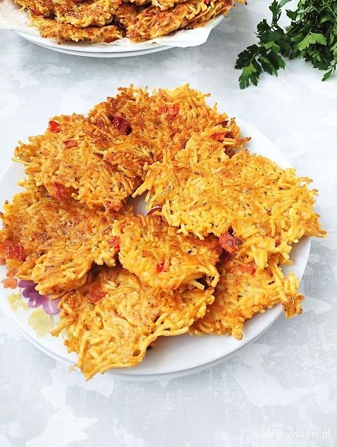 Placki z makaronu z serem i wędliną