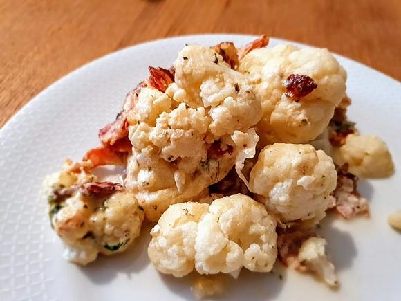 Zapiekany kalafior z boczkiem i serem cheddar