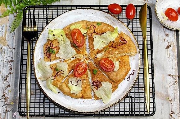 Omlet z płatkami owsianymi i żółtym serem