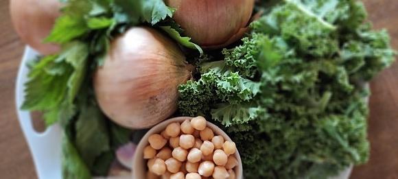 Tanie pierogi z ciecierzycą i jarmużem