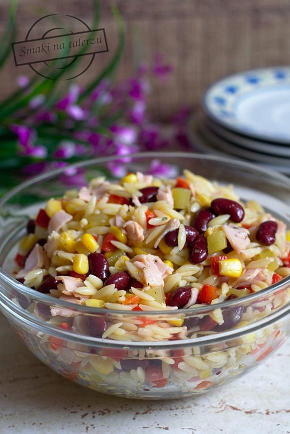 Sałatka z makaronem orzo